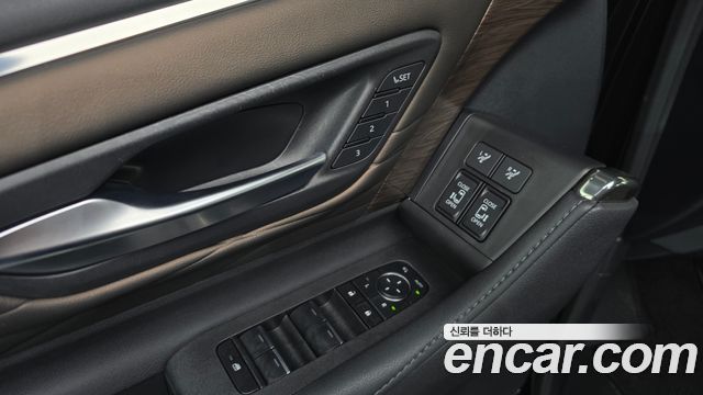 Toyota Alphard (IV) 2.5 HEV Executive AWD 2024 — фото 37