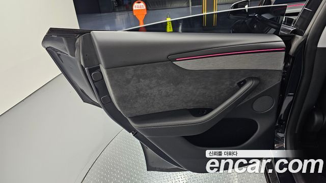 Tesla Model Y Long Range AWD 2025 — фото 31