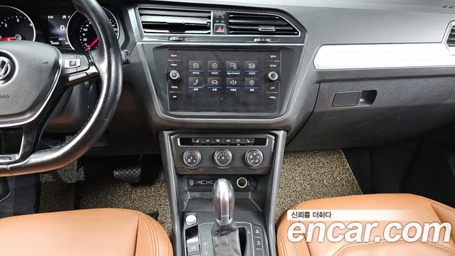 Volkswagen Tiguan (II) 2.0 TDI 2018 — фото 13