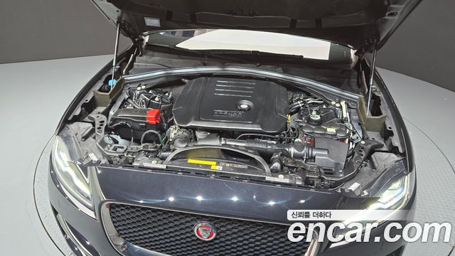 Jaguar F-PACE 20d Prestige 2019 — фото 6