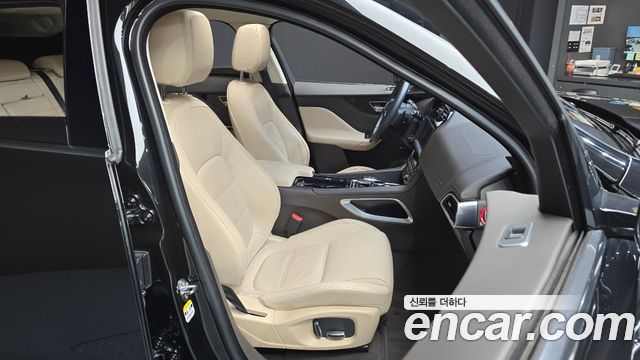 Jaguar F-PACE 20d Prestige 2019 — фото 11