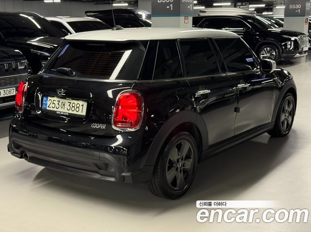 MINI Cooper 5Door Classic Third Generation 2022 — фото 4