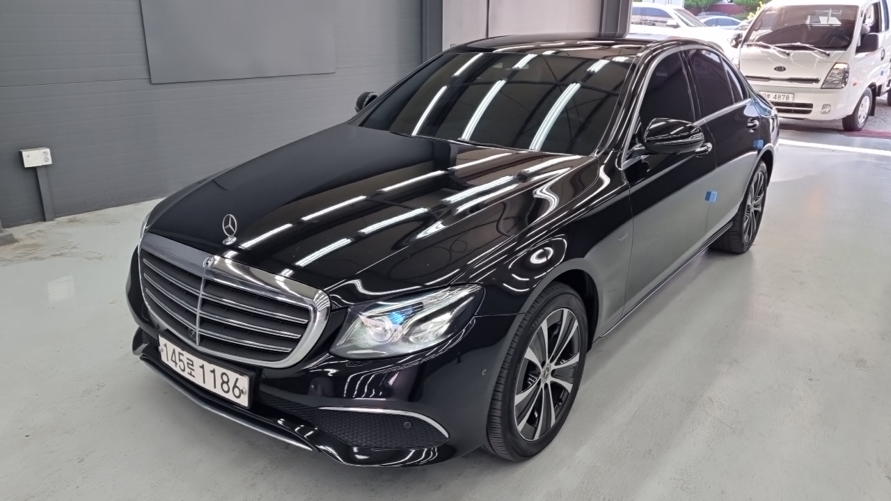 Mercedes-Benz E-Class (W213) E300e Exclusive 2019 — фото 1