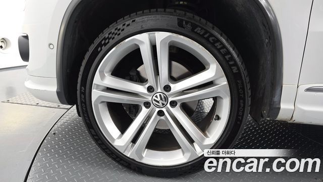 Volkswagen Tiguan 2.0 TDI R-Line 5N 2014 — фото 5