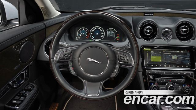 Jaguar XJ 3.0D Premium Luxury SWB X351 2018 — фото 13
