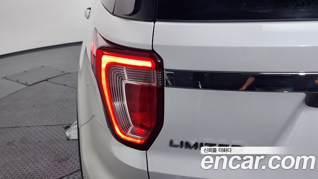 Ford Explorer 2.3 Limited 4WD 5th 2019 — фото 29