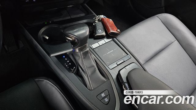 Lexus UX250h 2.0 AWD 2019 — фото 9