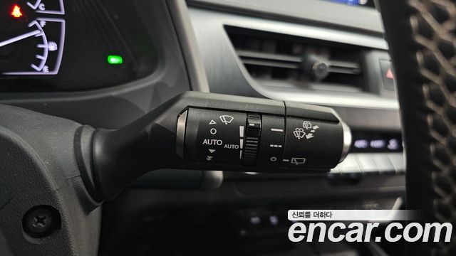 Lexus UX250h 2.0 AWD 2019 — фото 24