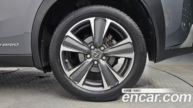Lexus UX250h 2.0 AWD 2019 — фото 27
