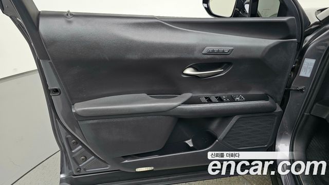 Lexus UX250h 2.0 AWD 2019 — фото 30