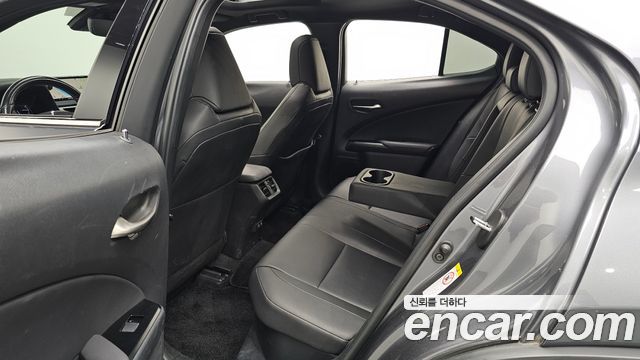Lexus UX250h 2.0 AWD 2019 — фото 32