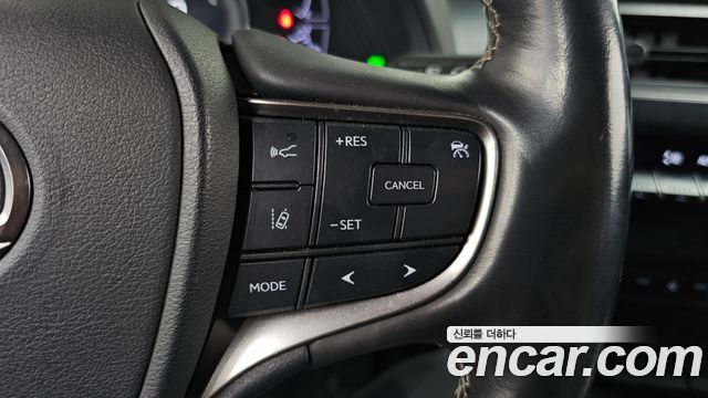 Lexus UX250h 2.0 AWD 2019 — фото 34