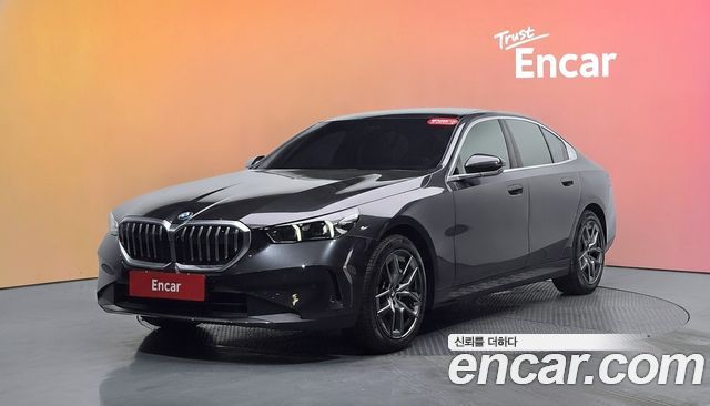 BMW 5 Series (G60) 520i 2025 — фото 1