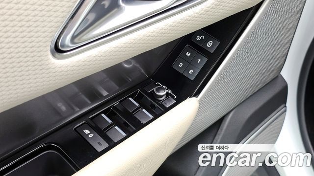 Land Rover Range Rover Velar 2.0 D240 SE 2018 — фото 19