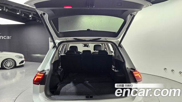 Volkswagen Tiguan Allspace 2.0 TSI Prestige 2023 — фото 20