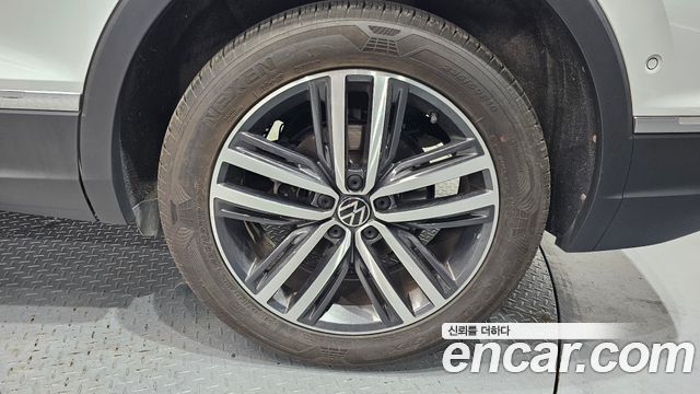 Volkswagen Tiguan Allspace 2.0 TSI Prestige 2023 — фото 21