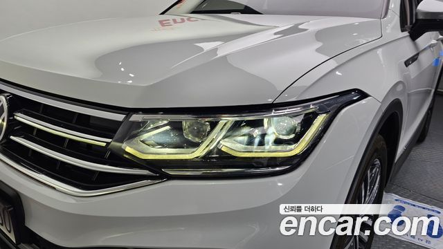 Volkswagen Tiguan Allspace 2.0 TSI Prestige 2023 — фото 22