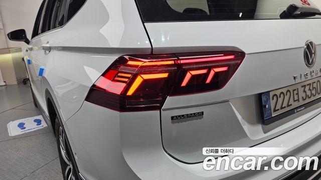 Volkswagen Tiguan Allspace 2.0 TSI Prestige 2023 — фото 23