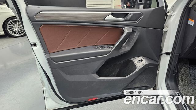 Volkswagen Tiguan Allspace 2.0 TSI Prestige 2023 — фото 24