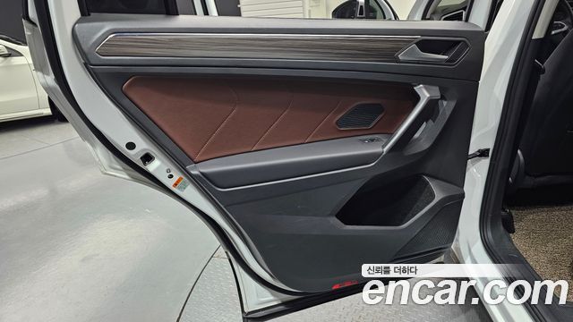 Volkswagen Tiguan Allspace 2.0 TSI Prestige 2023 — фото 25