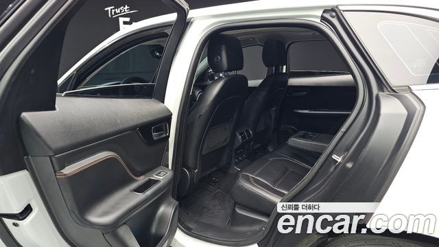Jaguar F-PACE 20d Prestige 2018 — фото 11