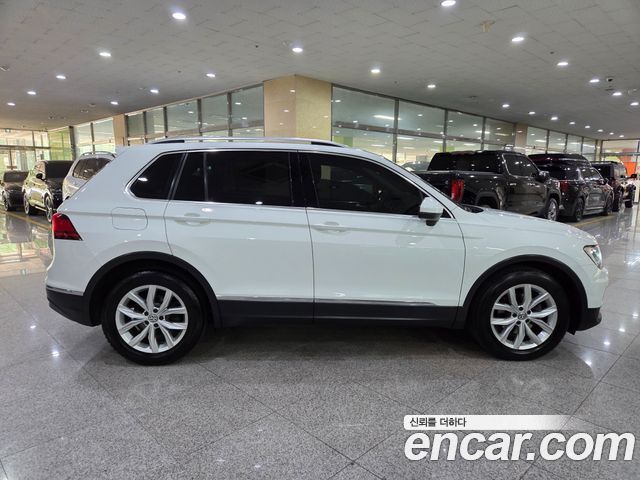 Volkswagen Tiguan (II) 2.0 TDI Premium 2018 — фото 5