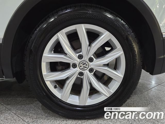 Volkswagen Tiguan (II) 2.0 TDI Premium 2018 — фото 24