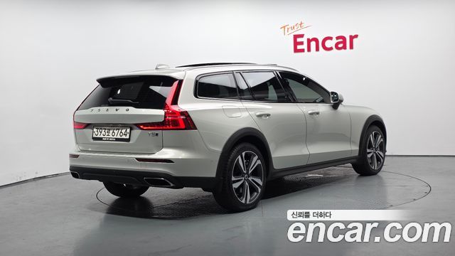 Volvo V60 Cross Country (II) T5 Pro AWD 2020 — фото 2