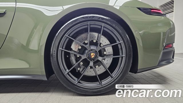 Porsche 911 (992) Carrera 4 GTS Cabriolet 2025 — фото 27