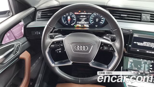 Audi e-tron 55 Quattro 2022 — фото 13
