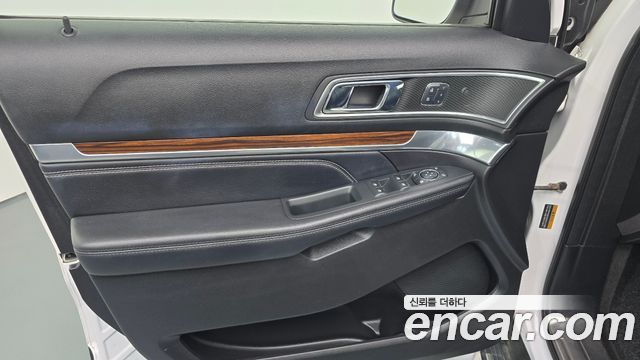 Ford Explorer 2.3 Limited 4WD 5th 2018 — фото 24