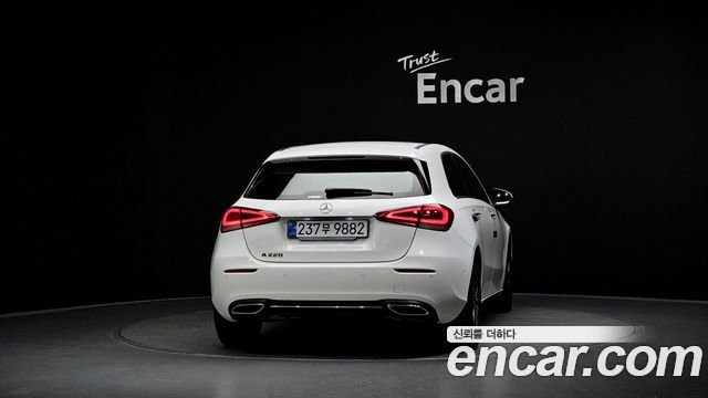 Mercedes-Benz A-Class (W177) A220 Hatchback 2023 — фото 4