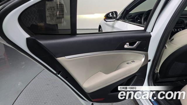 Genesis G70 Shooting Brake Gasoline 2.0T 2WD 2023 — фото 25