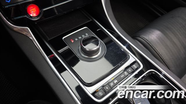 Jaguar XF (X260) 20d Prestige AWD 2018 — фото 9