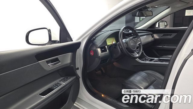Jaguar XF (X260) 20d Prestige AWD 2018 — фото 10