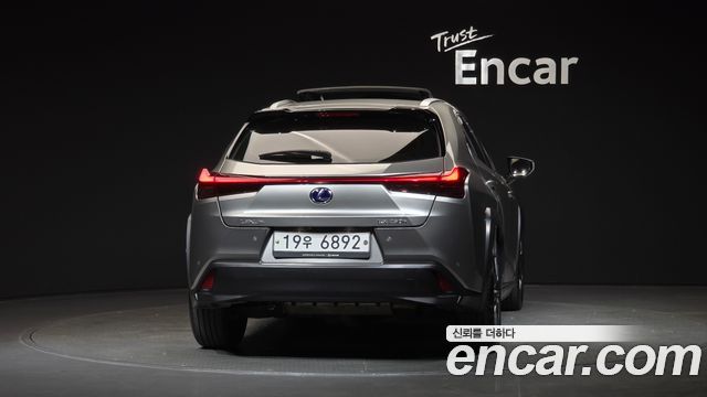 Lexus UX250h 2.0 AWD 2019 — фото 4