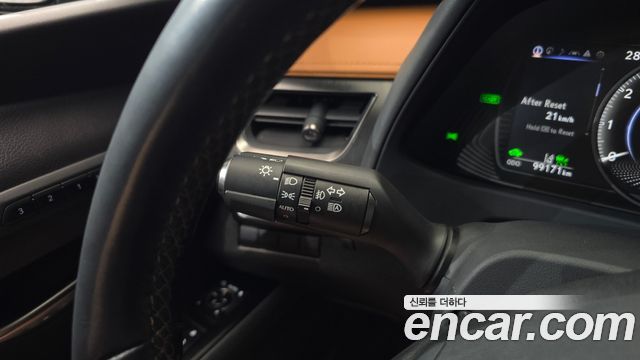 Lexus UX250h 2.0 AWD 2019 — фото 18