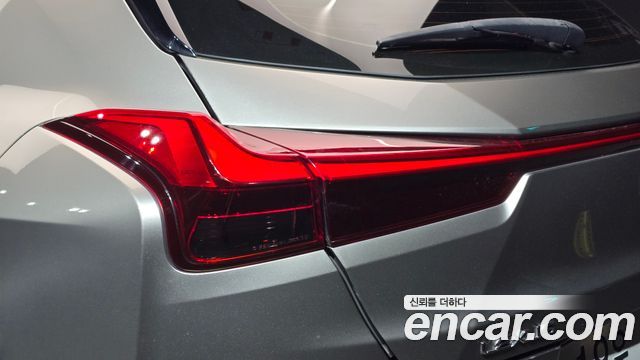 Lexus UX250h 2.0 AWD 2019 — фото 23