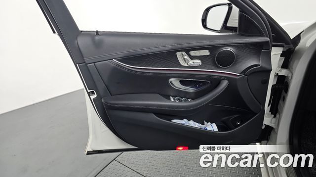 Mercedes-Benz E-Class (W213) E220d 4MATIC AMG Line 2021 — фото 24