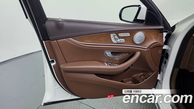 Mercedes-Benz E-Class (W213) E300e Exclusive 2019 — фото 24