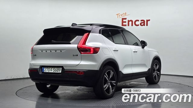 Volvo XC40 B4 R-Design 2021 — фото 2