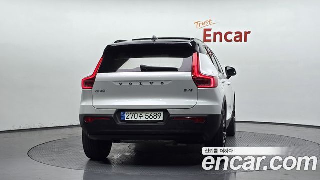 Volvo XC40 B4 R-Design 2021 — фото 4
