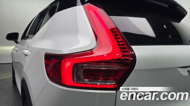 Volvo XC40 B4 R-Design 2021 — фото 23