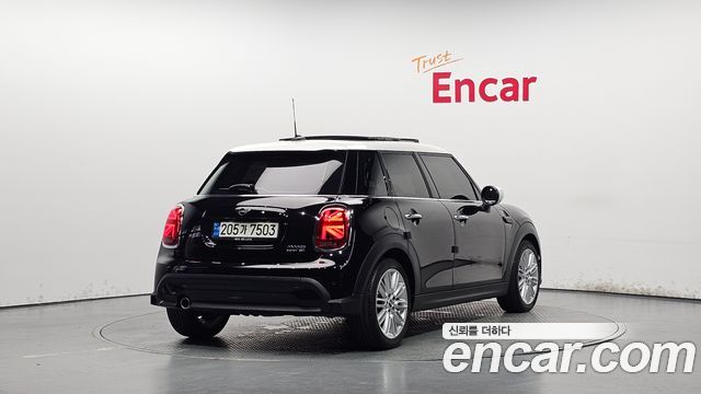 MINI Cooper 5-Door Classic Plus 3rd 2022 — фото 2