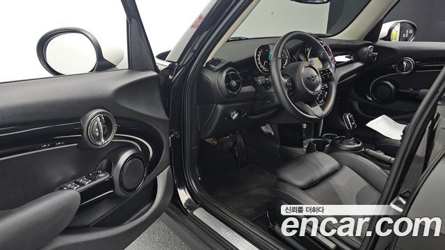MINI Cooper 5-Door Classic Plus 3rd 2022 — фото 11