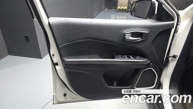 Jeep Compass (II) 2.4 Longitude AWD 2019 — фото 24