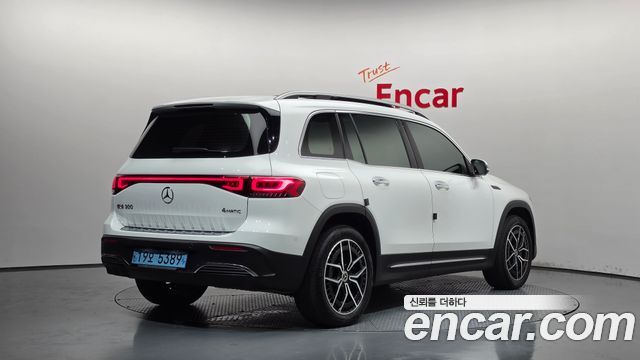 Mercedes-Benz EQB (X243) EQB300 4MATIC AMG Line 2023 — фото 2