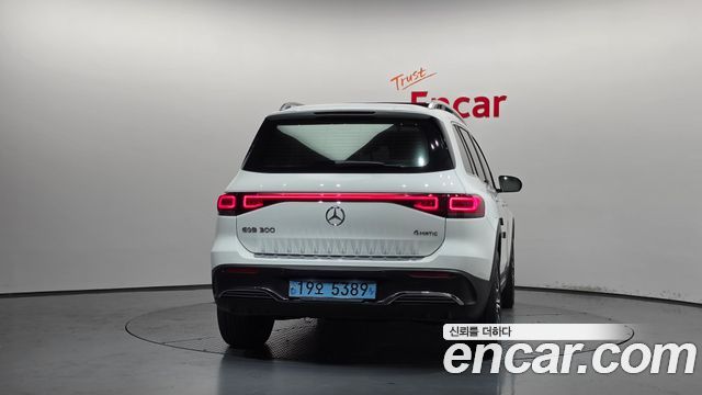 Mercedes-Benz EQB (X243) EQB300 4MATIC AMG Line 2023 — фото 4