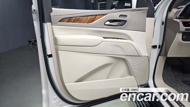 Cadillac Escalade (V) 6.2 Premium Luxury Platinum 2022 — фото 24
