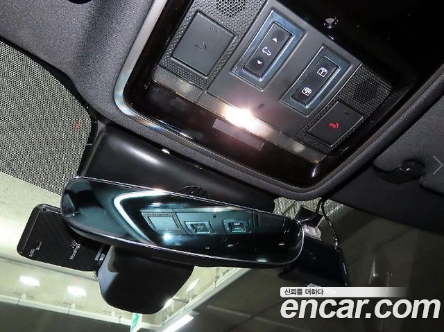 Land Rover Range Rover Velar 3.0 D300 R-Dynamic SE 2018 — фото 18